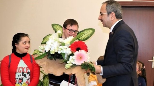 Kaymakam Kubilay, down sendromlu çocukları ağırladı