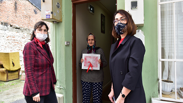 Gönül Elleri Çarşısı, 18 Mart Çanakkale Zaferi Nedeniyle Şehit Ailelerine Türk Bayrağı Dağıttı