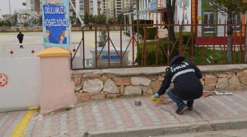 Okulun önünde kayınpederini bıçakladı