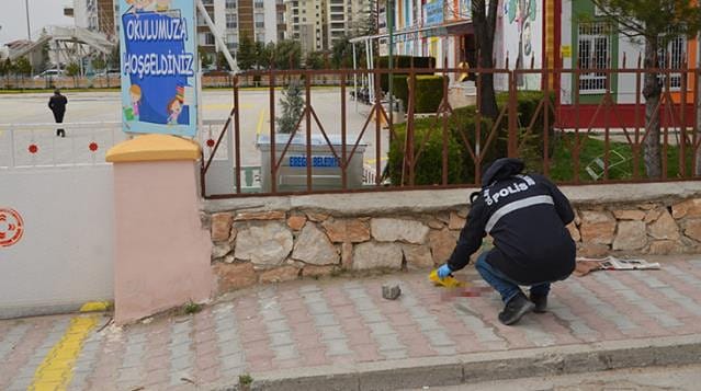 Okulun önünde kayınpederini bıçakladı