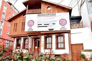 Ölmek istemiyorum afişi kadıköy’de asıldı