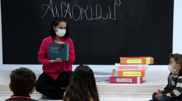 Şeyda öğretmen anaokullarını gezerek çocuklara hikayeler anlatıyor