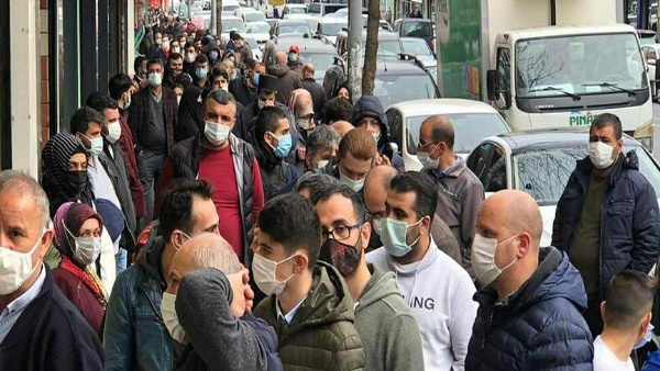 Ucuz baklava için sosyal mesafesiz kuyruk oluştu