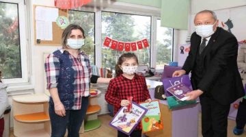 Büyükşehirden çocuklara hediye paketi