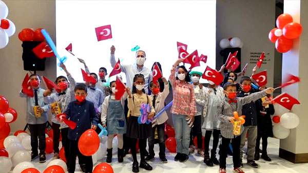 Vali Yerlikaya, 23 Nisan coşkusunu çocuklarla paylaştı