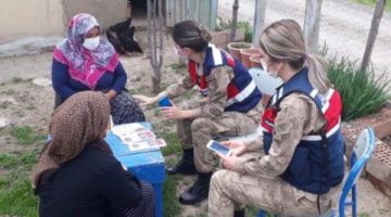 Jandarma Ekipleri kırsal kesimde yaşayan kadınlara KADES’i tanıtıyor