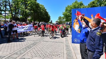 Bisikletli Sporculardan “Bayraklı Şehir Turu”