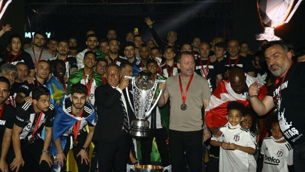 Beşiktaş kupasını teslim aldı