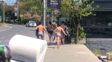 Denize girenler polisi görünce kaçtı