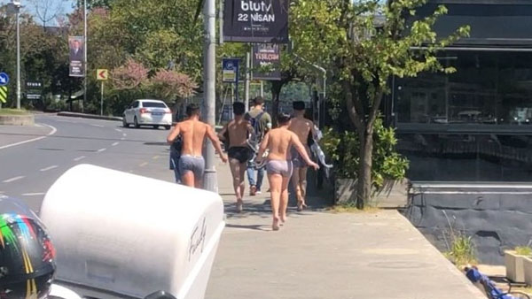 Denize girenler polisi görünce kaçtı