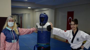 Kızı için evde anne, okulda öğretmen