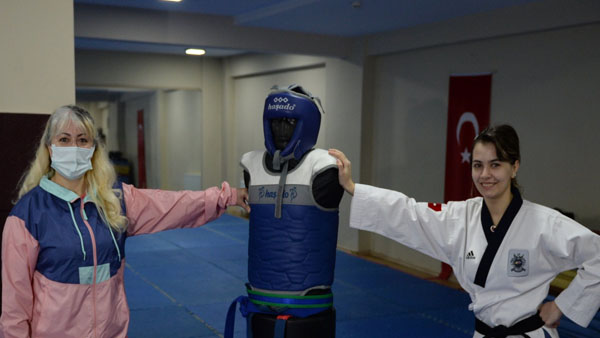 Kızı için evde anne, okulda öğretmen