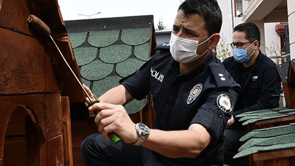 Polislerden sokak hayvanlarına destek