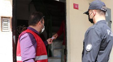 VEFA ekipleri nakdi yardımları evlere ulaştırıyor