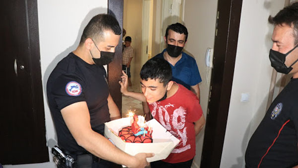 Polislerden doğum günü sürprizi