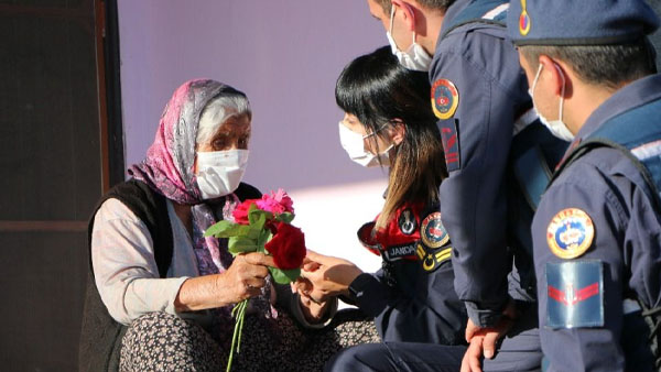 Jandarmadan Saliha nineye bayram ziyareti