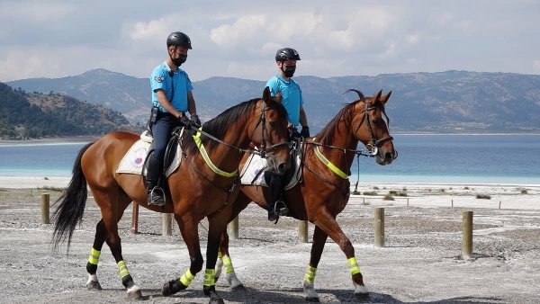 Salda Gölü’nde atlı jandarma timi iş başında