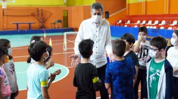 Milli eğitim bakanı Ziya Selçuk çocuklarla bir araya geldi