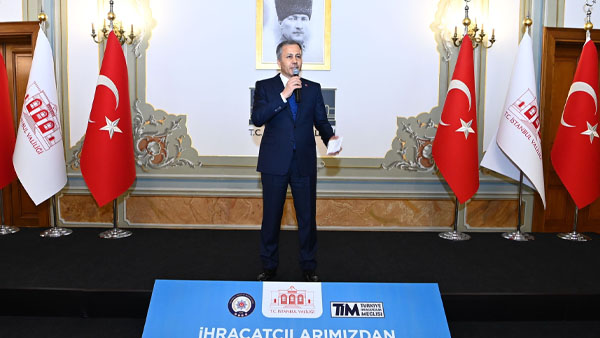 Yerlikaya, Türkiye İhracatçılar Meclisi ve İhracatçı Birliklere plaket takdim etti