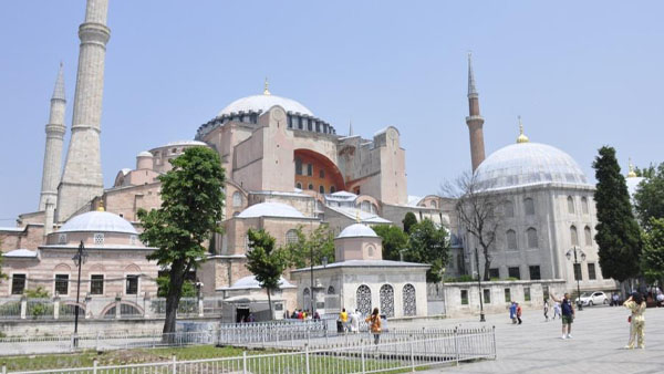 Ayasofya Camii’ne ziyaretler başladı
