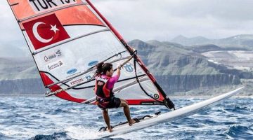 Milli sörfçü Dilara Uralp başarısıyla adından söz ettiriyor