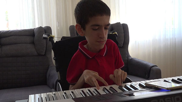 Umut, hayata müzik ile tutunuyor