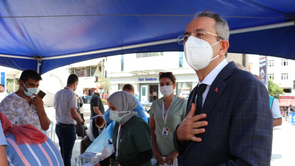 Sultanbeyli’de mobil aşılama ekibi sahada