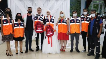 AFAD gönüllüsü çiftin takısı Afet Çantası oldu