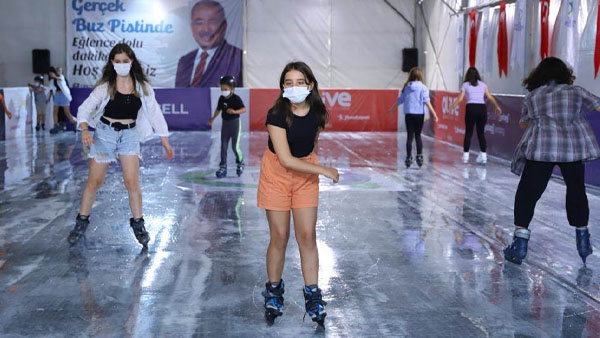 İlk kez buz pateni heyecanını yaşadılar