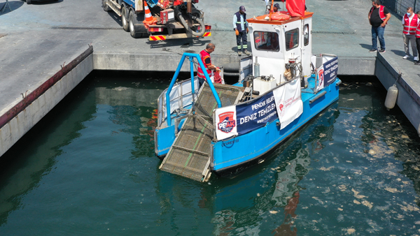 Pendik sahilleri müsilajdan arındırılıyor