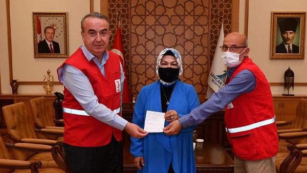 Başkan Döğücü Kızılay’a kurban bağışladı