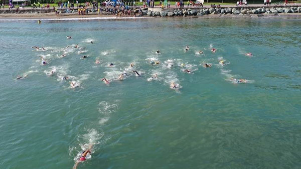 Triatlon yarışmasının şampiyonları ödüllerine kavuştu