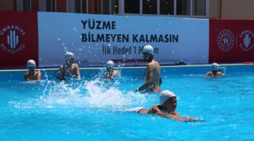 Yüzme kursu miniklerin ayağına geldi