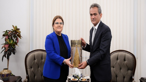 AİLE BAKANI DERYA YANIK, MİLLÎ EĞİTİM BAKANI ÖZER’İ TEBRİK ETTİ