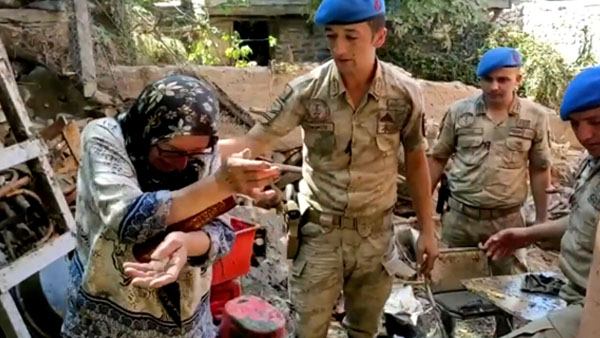 Sel mağduru Bingül teyze eşinin hediyesine kavuştu