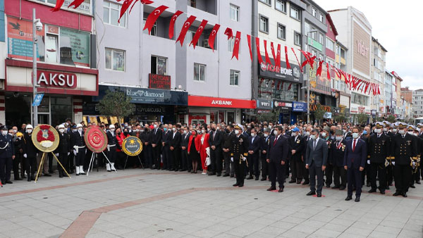 Sultanbeyli’de Atatürk anıtına çelenk sunuldu