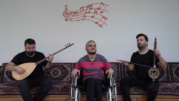 Müzikle hayata yeniden bağlandı