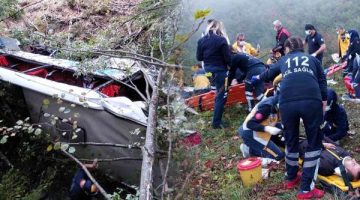 Yolcu otobüsü 150 metreden aşağı yuvarlandı: 2 ölü, 14 yaralı