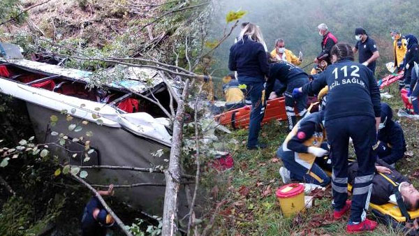 Yolcu otobüsü 150 metreden aşağı yuvarlandı: 2 ölü, 14 yaralı