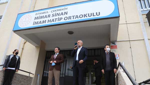 Başkan Poyraz, bayrak töreninde öğrencilerle buluştu