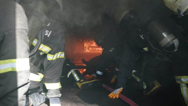 İtfaiye erlerinin eğitimi aksiyon sahnelerini aratmadı!
