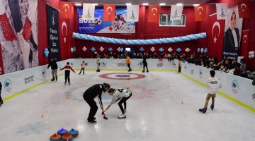 Başkan Döğücü’den öğrencilere karne hediyesi “Buz Pisti” oldu