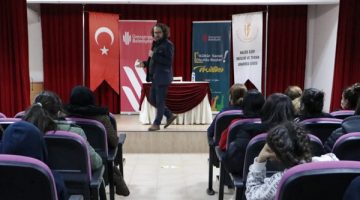 Ümraniyeli  gençler tarihçi yazar Dilbaz’la buluştu