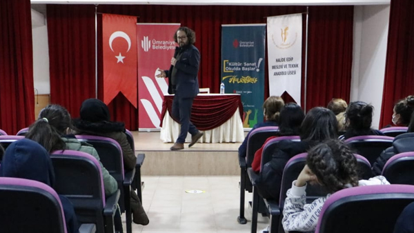 Ümraniyeli  gençler tarihçi yazar Dilbaz’la buluştu