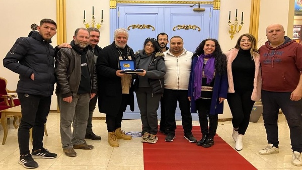 A Haber Ajansı’nın İngiltere Temsilcisi Serap Arnavut’tan Tiyatro Mavra’ya Ödül