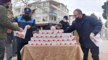 Vatandaşlara kandil simidi ikram edildi