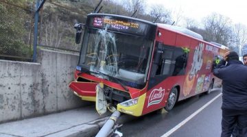 Freni tutmayan otobüsü duvara çarparak durdurdu!