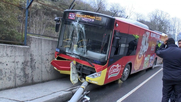 Freni tutmayan otobüsü duvara çarparak durdurdu!