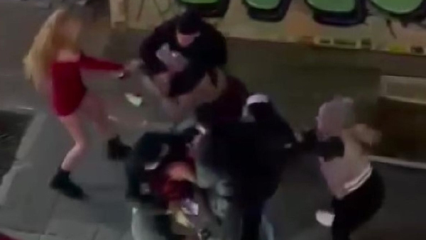 Kadıköy’de saç saça baş başa kavga!