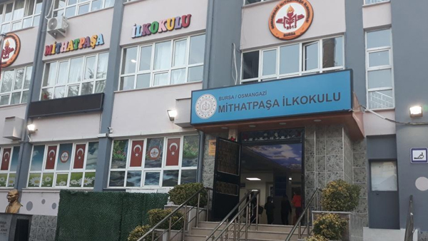 Okul müdüründen, “Kız ve erkek öğrenci oturma düzeni” talimatı